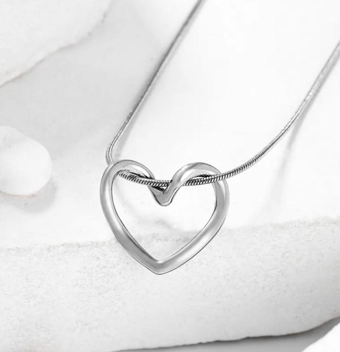 Elegant heart pendant chain