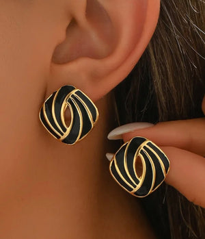 563gba. black / gold earrings